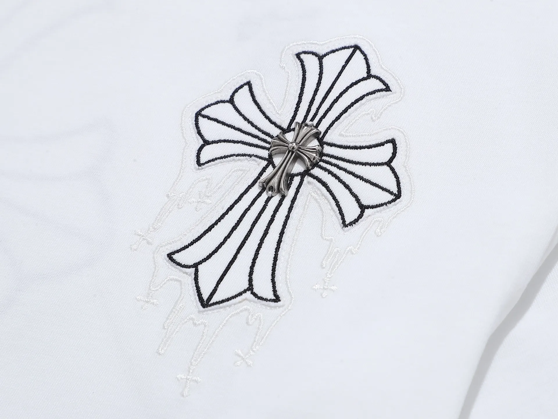 P170 280g exclusive version] Chro*e Hets Chro*e Hets 𝟐𝟎𝟐5 spring and summer handmade appliqué + shooting star three-dimensional needle high-density embroidery + chain embroidery + high-definition handmade hardware decoration round neck short sleeves 2025SS latest short sleeves adopt inherited handmade appliqué, which is a form of high-density embroidery and is in the same category as the patch embroidery in Chinese Suzhou embroidery! The embroidery method is to cut the applique cloth according to the pattern requirements and paste it on the embroidery surface. Cotton and other materials are padded between the applique cloth and the embroidery surface to make the short-sleeved pattern bulge and have a three-dimensional effect. After the applique cloth is pasted, various stitches are used to lock the edges. The patch embroidery method is mainly based on pattern blocks, and the style is unique and elegant! After that, a high-density embroidery machine with 10,000 needles is used to position, fix, and cover. The appliqué embroidery uses the same color embroidery as the short sleeves, maintaining the uniformity of the color! The pattern inside the appliqué is embroidered in natural color, making the pattern of the appliqué consistent with the surface fabric, creating a low-key and luxurious fashion sense! ‌ Meteor three-dimensional stitching high-density embroidery, the stitching has a strong sense of line and three-dimensionality, the stitching is vivid and lively, and the coverage is also good. The three-dimensional stitching embroidery technology is a brand-new embroidery technology that combines traditional embroidery technology with modern color concepts to create amazing artistic effects. This technology can instantly dye a white thread to create a natural color transition, giving your work a colorful effect. Whether it is flowers, animals or abstract patterns, three-dimensional needle embroidery technology can make them lifelike, as if giving them vitality. In this era of pursuing personalization and uniqueness, three-dimensional needle embroidery technology makes embroidery more personalized and charming, making you the center of attention whether in formal occasions or daily wear. In addition, three-dimensional needle embroidery technology is also durable and waterproof, so you don’t have to worry about it fading or being damaged. In short, it is an innovative craft that perfectly combines art and fashion, making the work more beautiful, unique and precious. If you want to make yourself more personalized and charming, try this round neck short sleeve!  Chain embroidery is a traditional stitching method used in ancient embroidery. It is named after its embroidery pattern, which looks like a chain. It is formed by loops of embroidery thread, giving it a chain texture and three-dimensional effect. The basic organization of chain embroidery is composed of juxtaposed lines of equal length, and the stitches are looped together, so it is stronger and evener!  The cross pattern on the front chest is also decorated with high-end handmade hardware, making the entire embroidery gleaming and full of high-end feel under the embellishment of metal buckles. It is looming, adding a dazzling brilliance and high quality. With a sense of luxury, we all know that Crowe's jewelry craftsmanship is a long-standing traditional hand-made craft. This is why Crowe's jewelry has been world-renowned since 1988 in Hollywood. Every hand-made boutique is a work of art that is difficult to copy, with unique style, exquisite design, and careful customization. Crowe's creativity and imagination make Crowe clothing difficult to surpass! It is a unique classic fashion! The metal decoration is unique to Crow's handmade art customization, full of handcrafted art and unique Crow luxury style!  Handmade appliqué + Meteor three-dimensional high-density embroidery ➕ Chain embroidery + high-end handmade hardware decoration. The creative design of four-layer craftsmanship makes the whole dress full of exquisite craftsmanship. The front and back patterns of the clothes are all made of hand-applied high-density embroidery. The high technology is advanced and exquisite. The front and back patterns are completely integrated and echo each other. This short-sleeved short-sleeve is low-key and has a rock and punk style that is unique to Crowe. It is simply perfect! No matter from which angle you look at it, it shows a low-key and luxurious sense of fashion. It is an indispensable classic model that stands out among many spring and summer new models. It is outstanding, eye-catching and eye-catching! Avant-garde and retro, two styles are displayed on the same piece of clothing, colliding with unique creative sparks. It can be said to be avant-garde, full of personality, fashionable and versatile, and the same style for male and female couples! An excellent hit! Creative design, double embroidery, excellent craftsmanship, exquisite details and first-class feel! An excellent hit! It is made of 280 grams of double yarn and double ply dust-free imported pure cotton fabric. It has been washed and high-temperature shaped and pre-shrunk. The fabric is comfortable and breathable. It will not shrink after repeated washing. The fabric has a high-end and exquisite texture and a first-class feel! High-density embroidery has good firmness and is not easy to fall off! The detail processing is 100% perfect. It looks great no matter how you match it with various styles. High weight and high quality. Exclusive version. Non-market ordinary version. Enlarge real shot details. Instant sale of all versions. Compare at will. Quality is absolutely guaranteed. A must-have for fashionistas. Control it at will. Definitely one for everyone. A must-have for men and women couples! The most 🆕first release, the exclusive first release, the same style for men and women, classic, simple and versatile, and the quality is unquestionable!  Chrome Hearts is a famous Hollywood luxury brand founded by Richard Stark in 1988 with unique design style! The design style combines rock punk, street hip-hop and other low-key luxury styles. It adheres to pure handcrafting and exquisite design, so its value as a work of art has far exceeded the meaning of jewelry.  Color: Black White Size: S M L XL